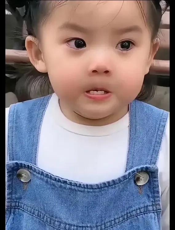 还记得这个生气时咬牙切齿的小姑娘吗？转眼间都长这么大了！