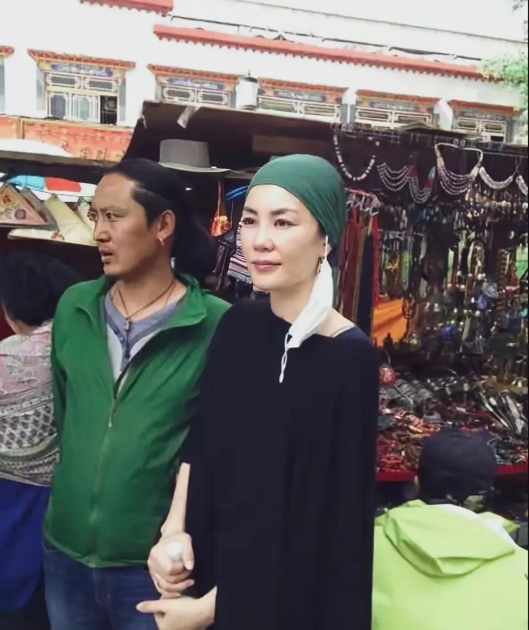 王菲真敢穿，绿色头巾搭配紫色裤子，将现代时尚元素与传统服饰风格相融合，既保留了东