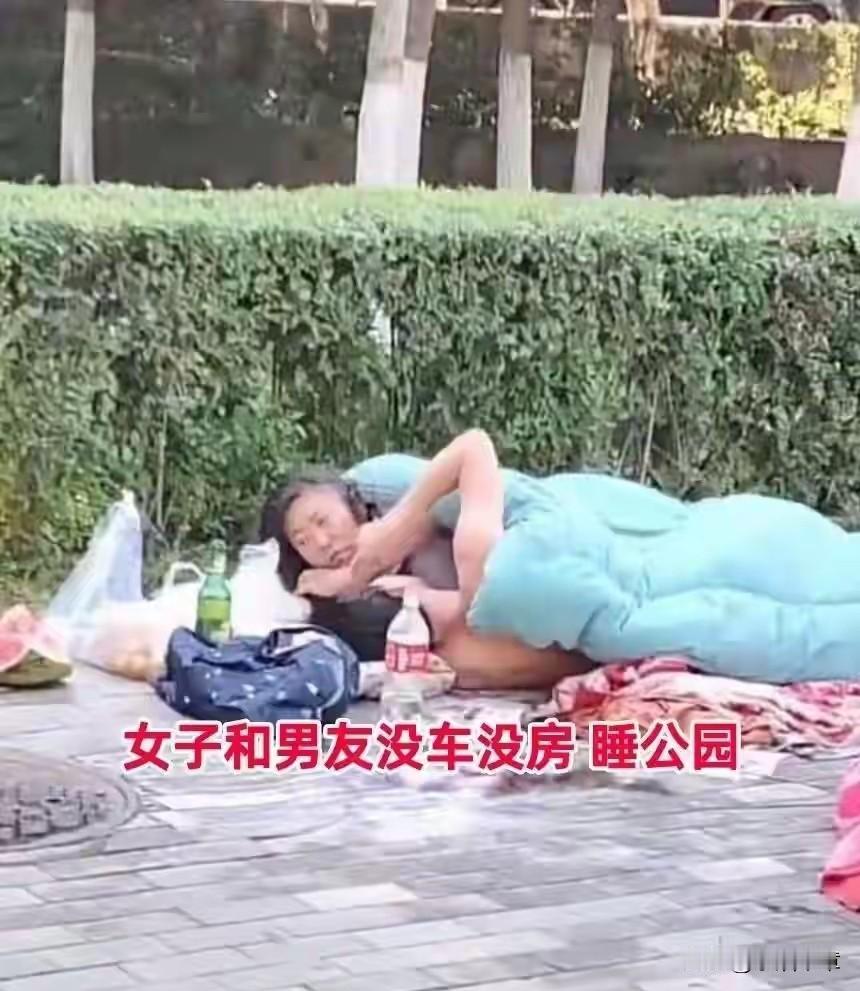 公园清晨的一幕，谁又能想到呢那天早上，有人在公园锻炼，在灌木丛旁边，发现不对