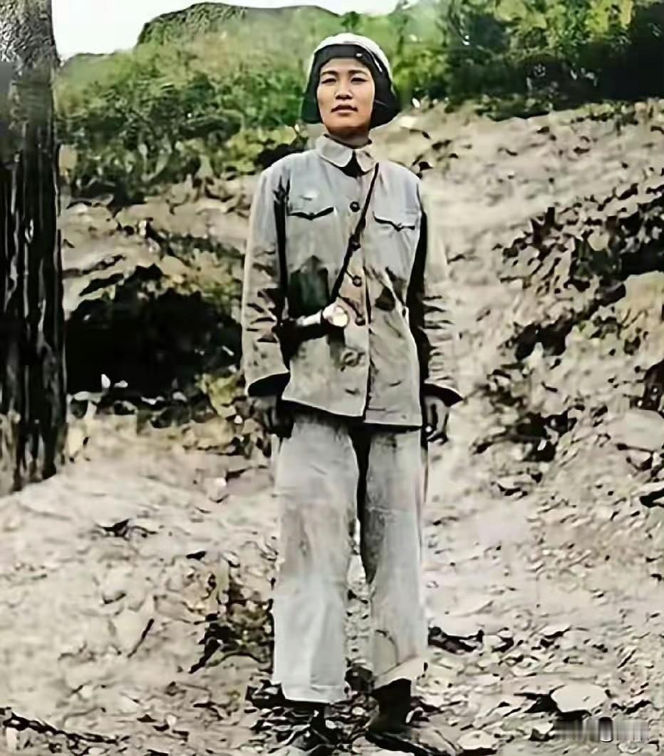 女志愿军戴藩篱在朝鲜战场的一张留影，她是戴安澜将军唯一的女儿。​​​戴藩篱出