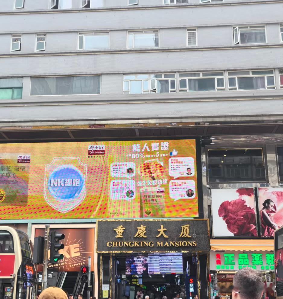 香港当地人看待印度群体，大多固化在了看门值守这类岗位上，所以很难生出高大上的印象