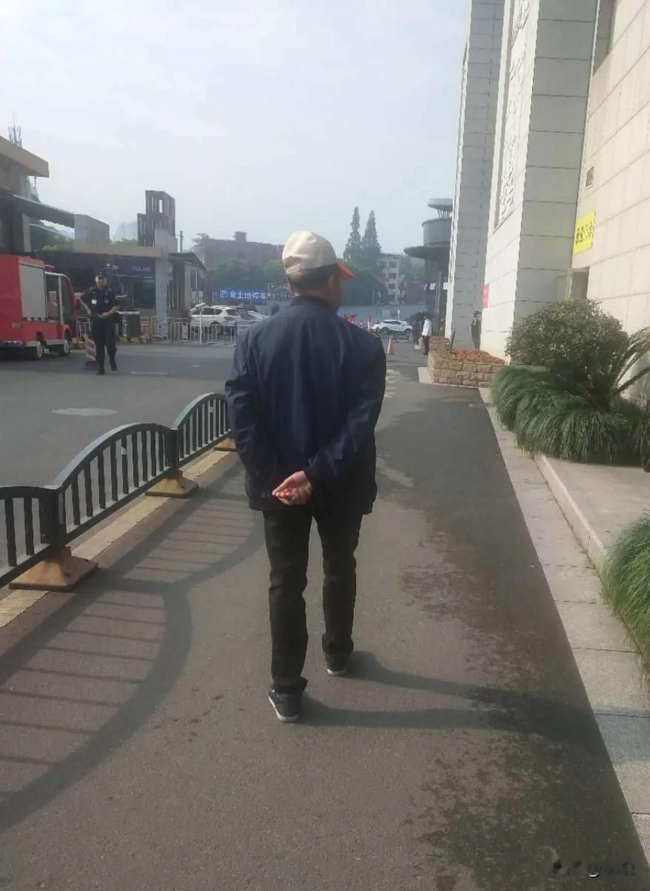 有一回动了和老婆离婚的心思，我独自走在街上望着往来的女人，没几个看得入眼的。我