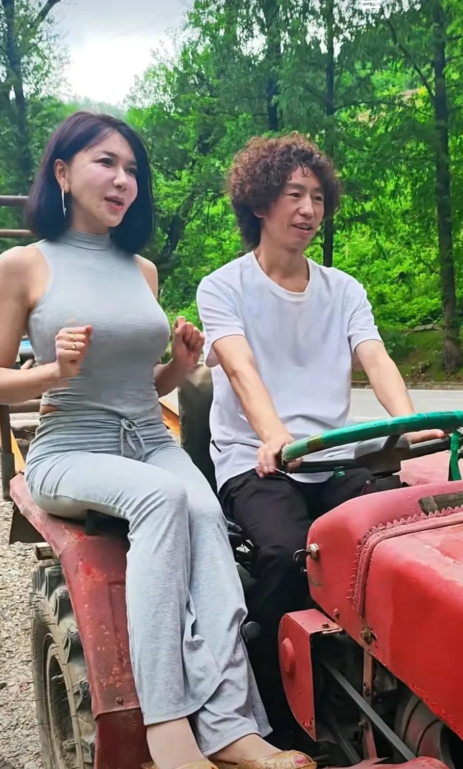庞麦郎的妻子龚玥菲也是个网上所谓的名人，尤其是在感情方面，更是让人觉得她很有故事