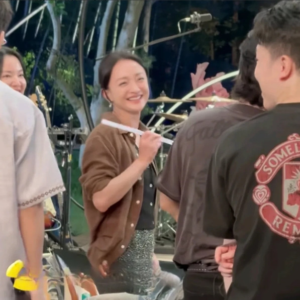 近日，周迅参加综艺，歌手郑钧突然曝光了她和前男友的甜蜜恋爱细节，太让人意想不到了
