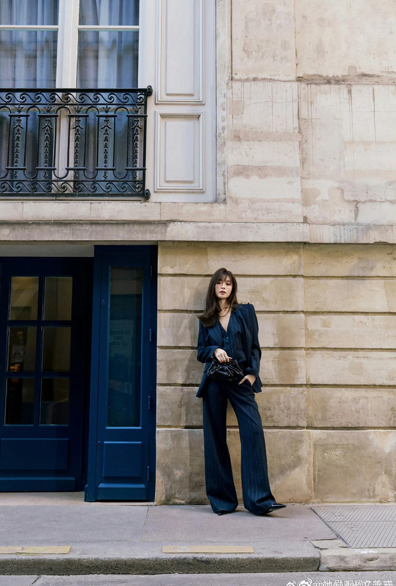 文咏珊出个国帅成啥了文咏珊好惊艳。装扮独特吸睛，又A又帅，好有魅力。照片里的她，