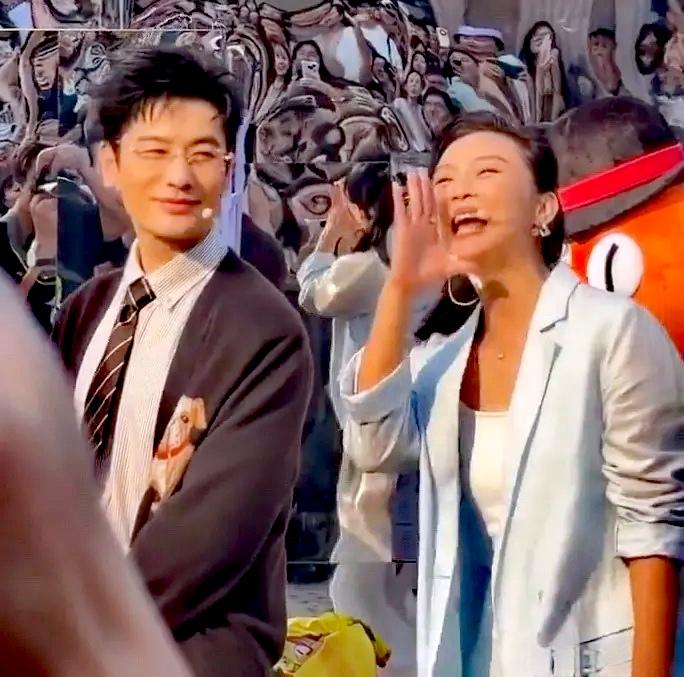 黄晓明王艳，冲上热搜！9月19号晚，黄晓明和王艳罕见一块冲上热搜，不是因为有