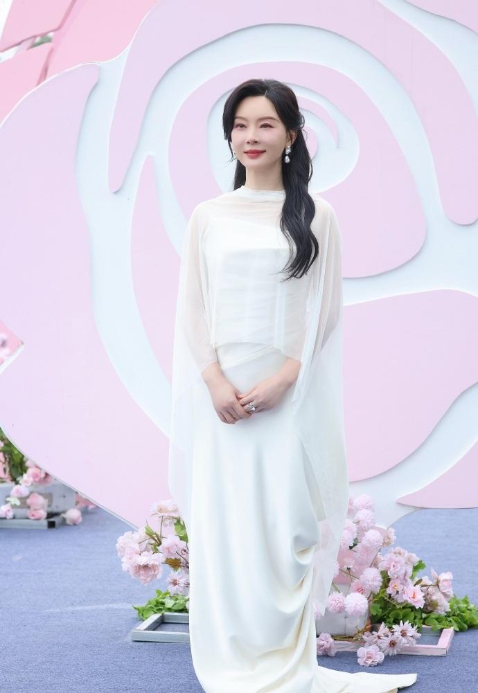 最近陈数在出席活动的时候搭配的像个迷人的仙女，看上去很有飘逸之美。陈数上身穿