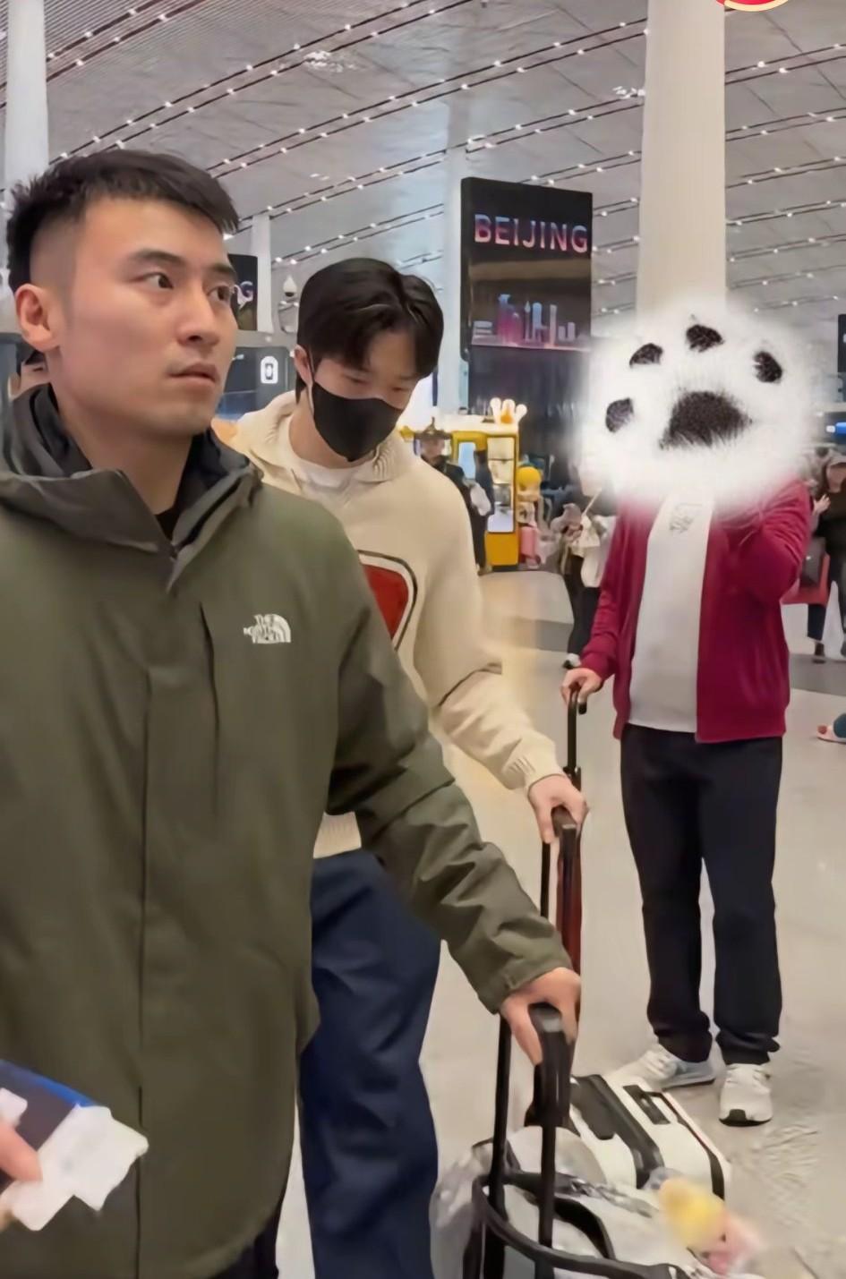 他们身边都有好兄弟陪着，真好！今天国乒就出发去参加亚锦赛了，看到牛冠凯陪着王楚