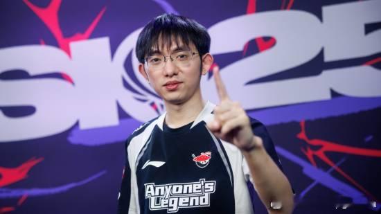 唯一国产冠军上单替网友买单引热议日前，《英雄联盟》LPL赛区国产冠军上单“圣枪哥