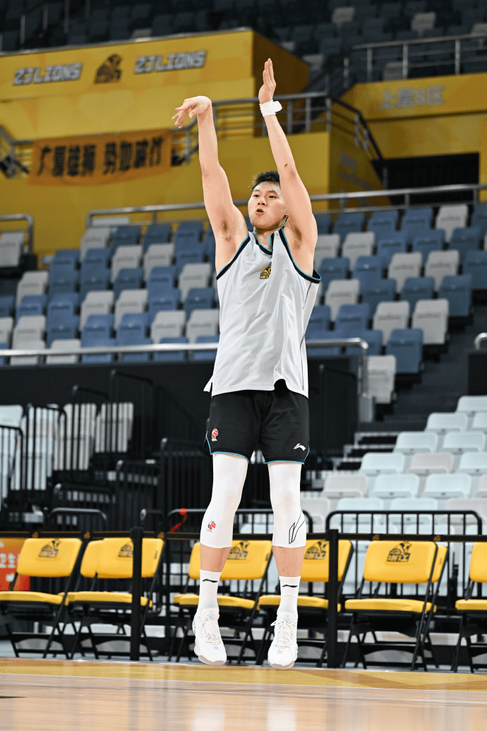 广厦男篮分享球队训练照: 全力备战, 明日主场迎战上海