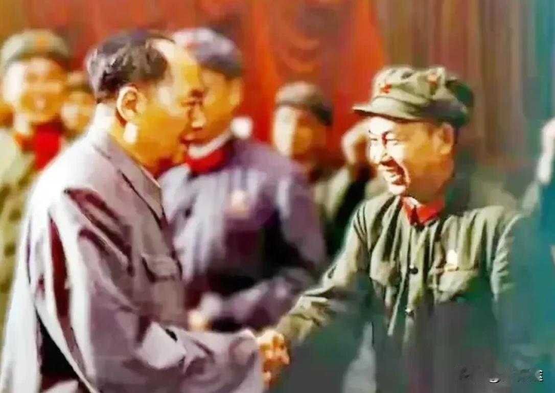 毛主席接见军队高级将领，摄于上世纪60年代。当毛主席走到李天佑跟前时，握着他的