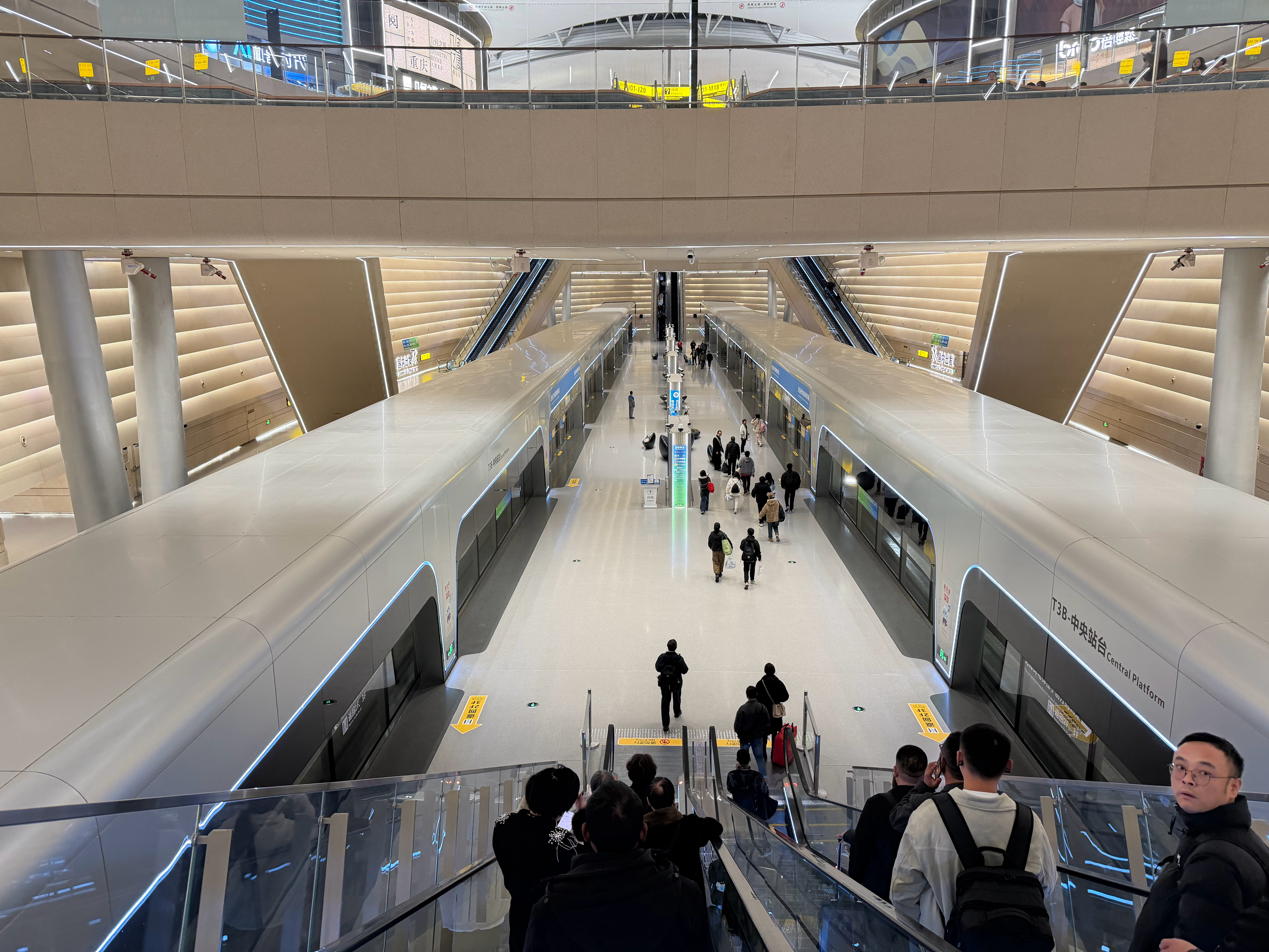 重庆机场的小火车站，是我去过感觉最科幻最好看的，比深圳小火车好看太多了，讲究啊