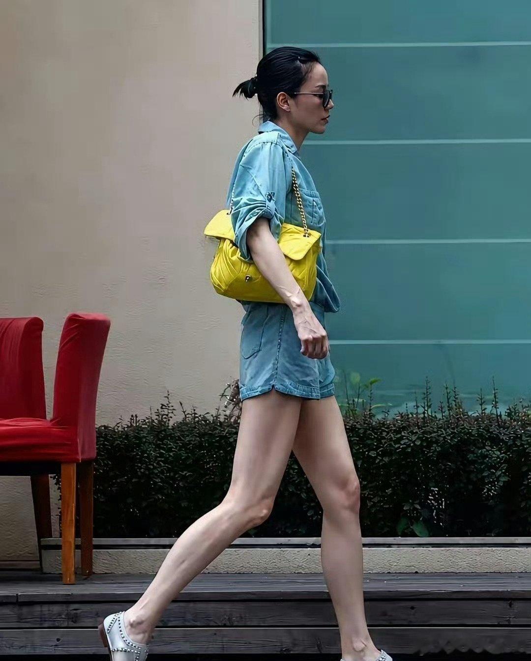 王菲早年和李亚鹏约会的照片里，她穿得超休闲，是运动风，随便挽个丸子头，没化妆。见了李亚鹏后，俩人坐路