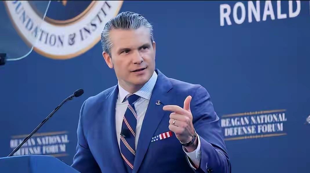 12月6日美国防长赫格塞思在国防论坛称：“我们不是要掐死中国，也不想羞辱中国，我