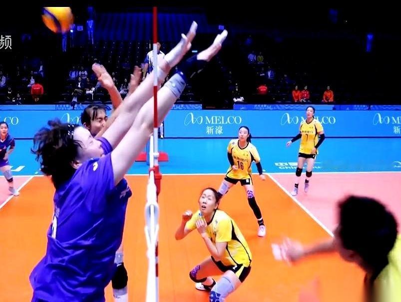 李盈莹哭了。就因为一个关键分没打下来，天津队自己的王牌，咱们的国手啊，眼泪直接