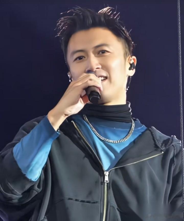 谢霆锋估计是有点缺钱吧！他爸才走，他演唱会一场一场的开，就是为了给王菲送生日