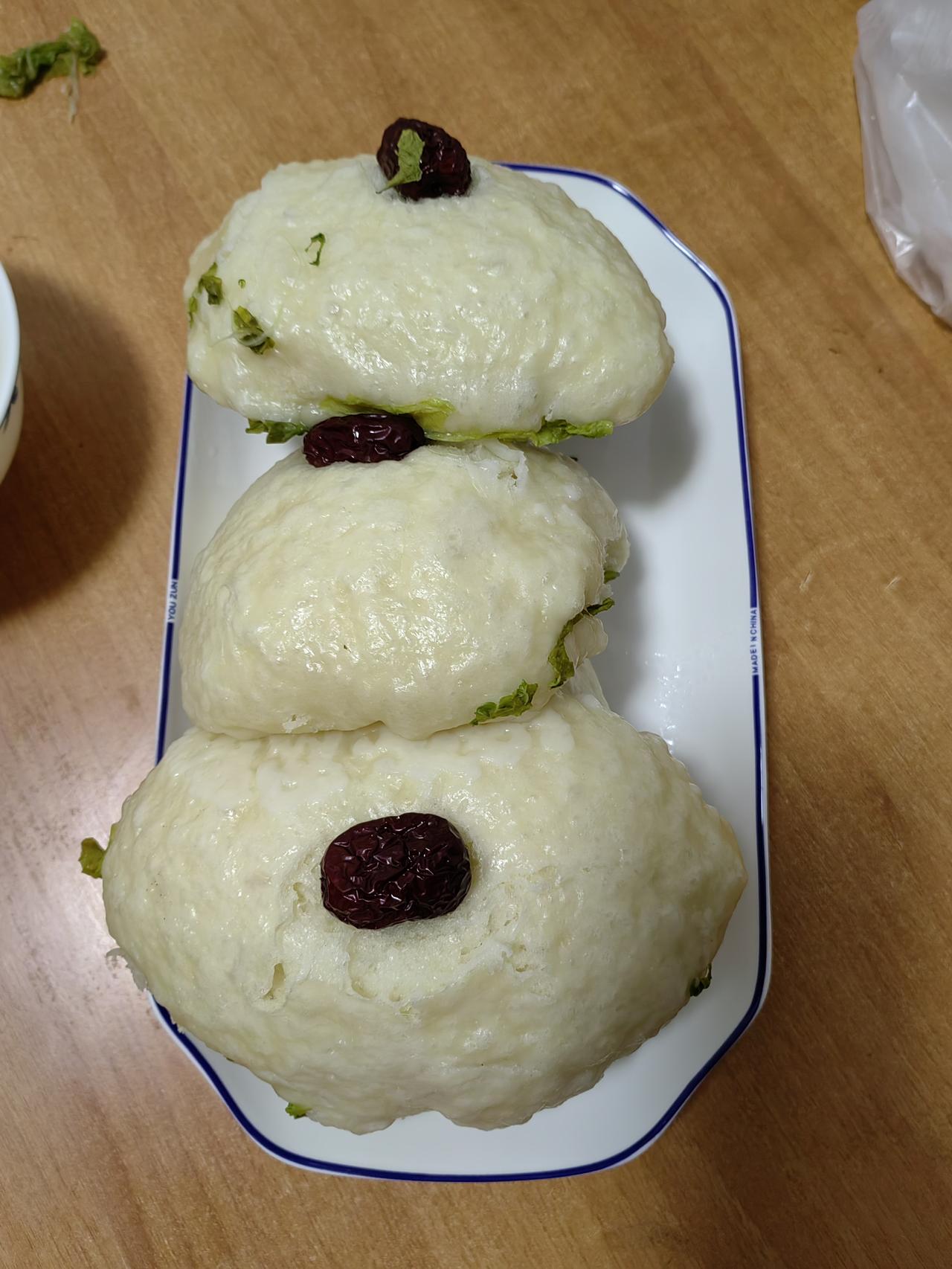 简简单单又一餐，姐姐蒸的馒头，我买的烤鸭，中午的剩菜，姐姐在这，家务活我们都轻快