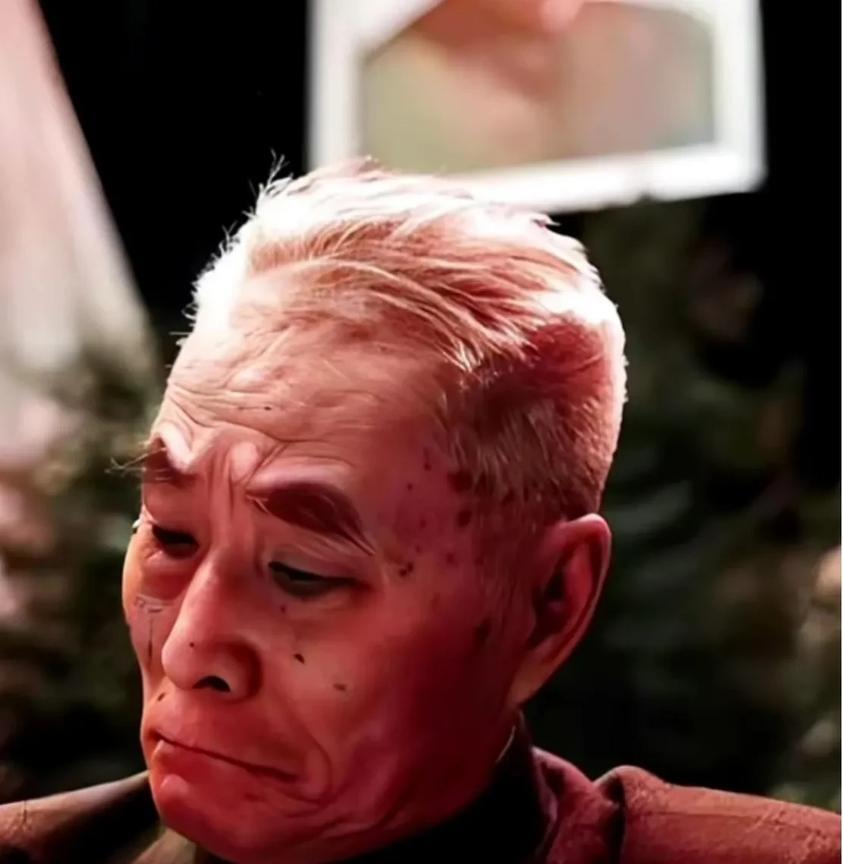 照片上的人是黄维，是在为主席守灵的时候被抓拍到的画面。黄维是最后一个走出功德林