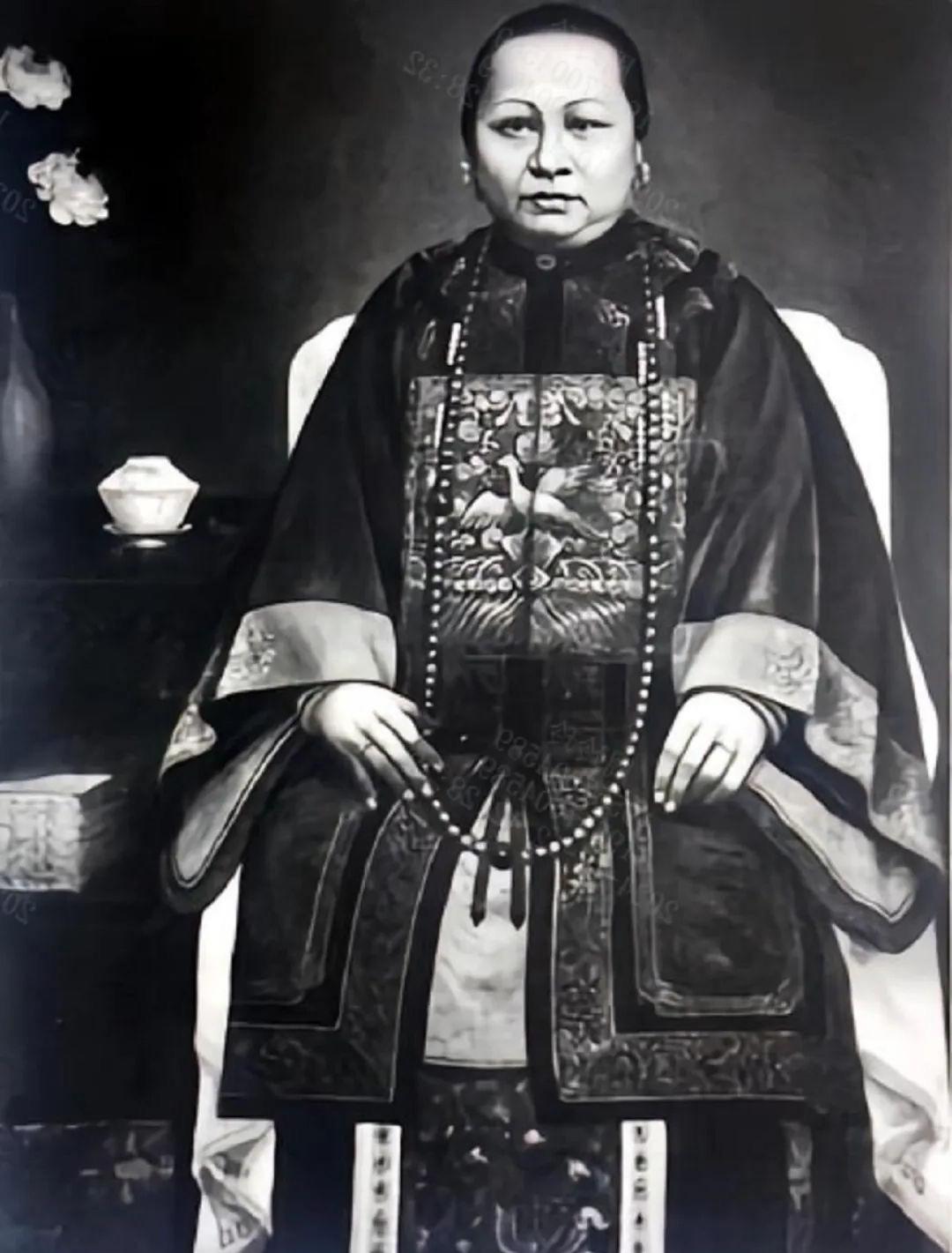 原来何超蕸的长相与气质最像的不是妈妈和姐姐，而是曾祖奶奶施娣。两人都是圆脸高