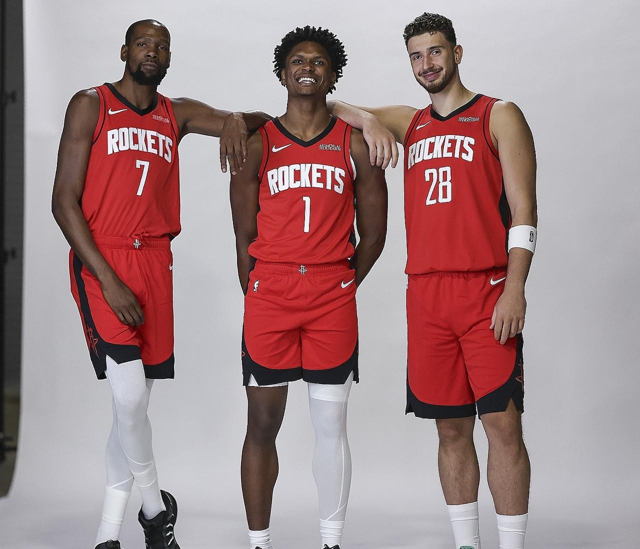 火箭防守悍将阿门-汤普森真会说话啊！这小伙在接受采访谈到队友杜兰特时说道：“我