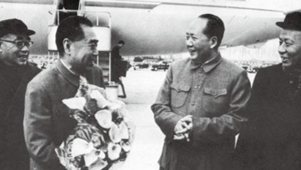 1973年，中共中央办公厅做出批复——领袖如何以身作则，成为人们学习的榜样。在