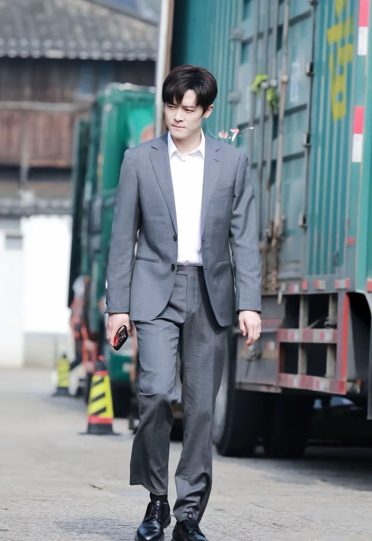 《四喜》的导演有点后悔了不是因为选了付辛博来演冯建奇，也不是因为让他和童谣搭档，