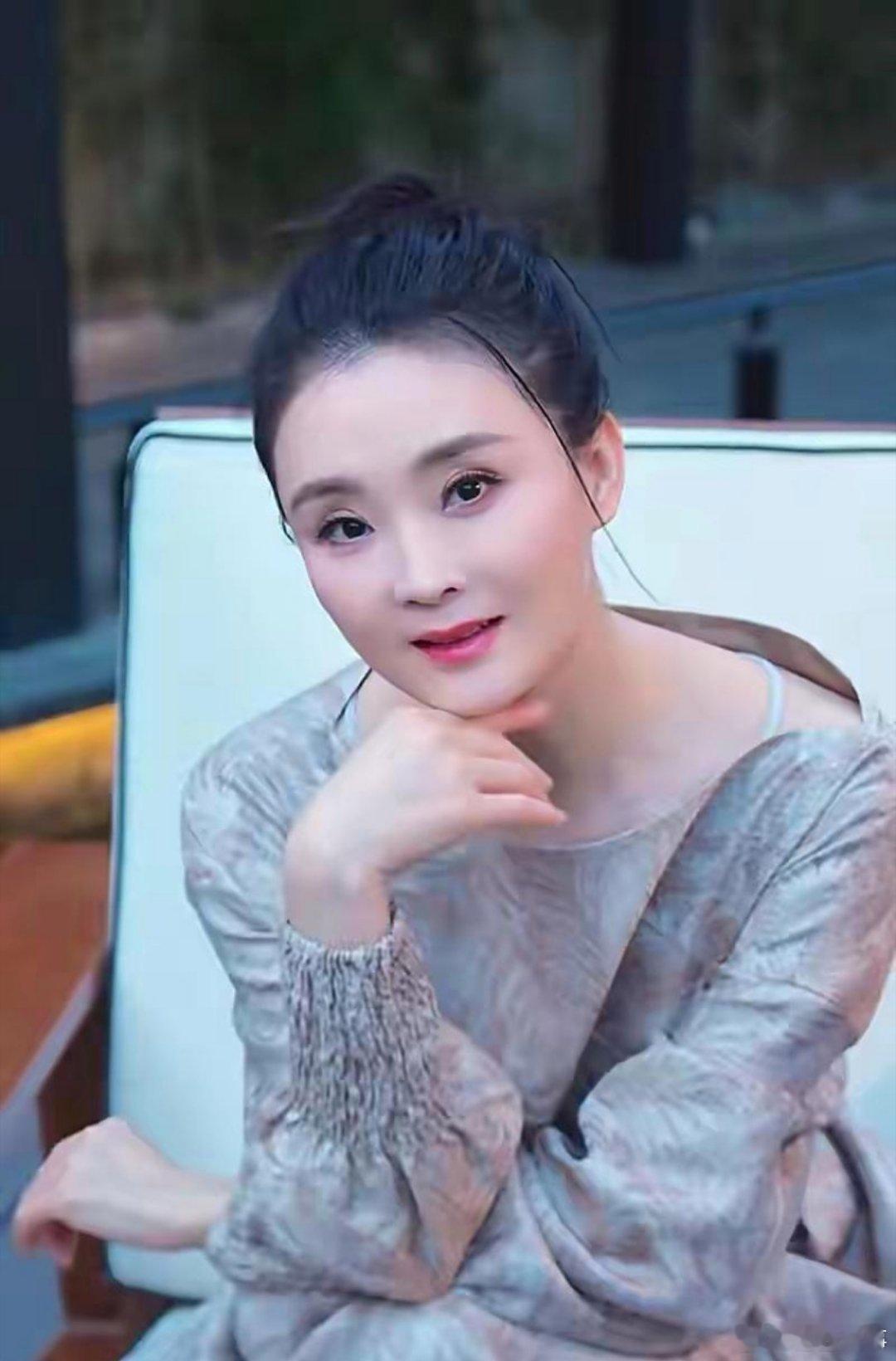 “晴格格”王艳的豪门生活再遇风波：丈夫王志才被法院限制高消费后，她尝试直播带货缓
