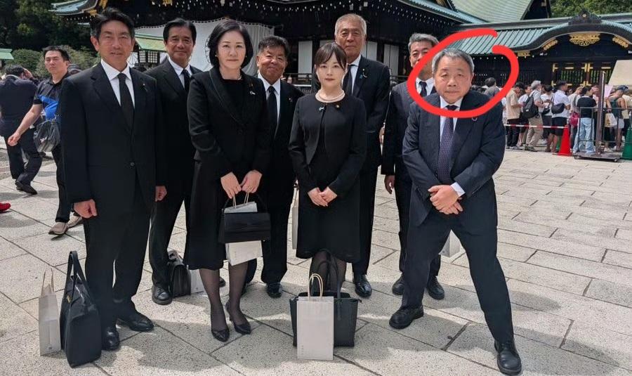 汉奸石平参拜靖国神社四川安县老者王者成，送儿子王建堂从军，赠白布大旗，正中一个