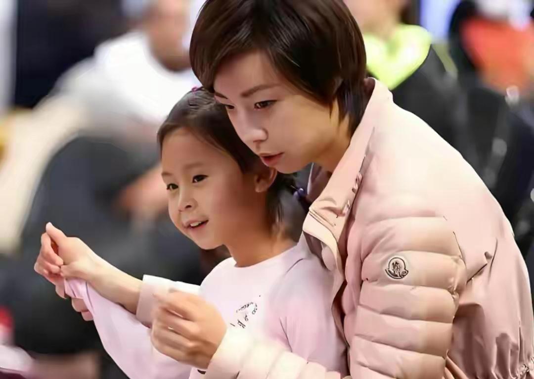 所有人都以为张怡宁的女儿天生就该打乒乓球，结果13岁的徐俏俏偏不按套路出牌。画画