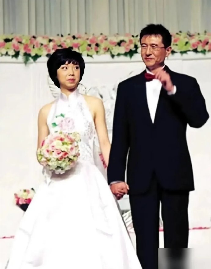 “大魔王”张怡宁的结婚照那时张怡宁才24岁，眼里满是稚嫩