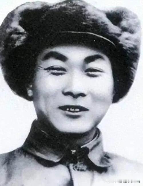 1947年，四野师长杜光华牺牲，战友娶了他的遗孀带一子一女，新婚之夜，战友贺东生