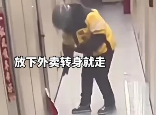 “恶心死了！”河北秦皇岛，一女子点了份外卖，不料女子拿到后却发现有黄黄的液体，而