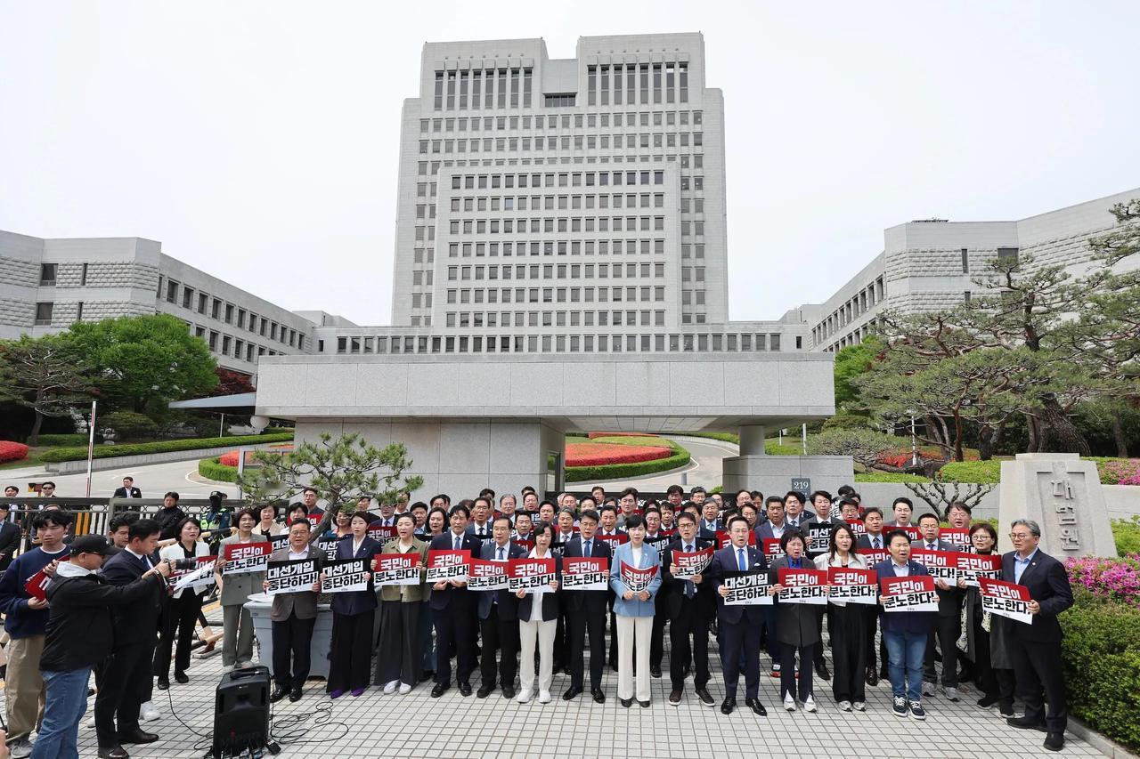 民主党议员到大法院大门举牌抗议曹喜大在公调处一夜走红。以往案例在社交媒体迅速