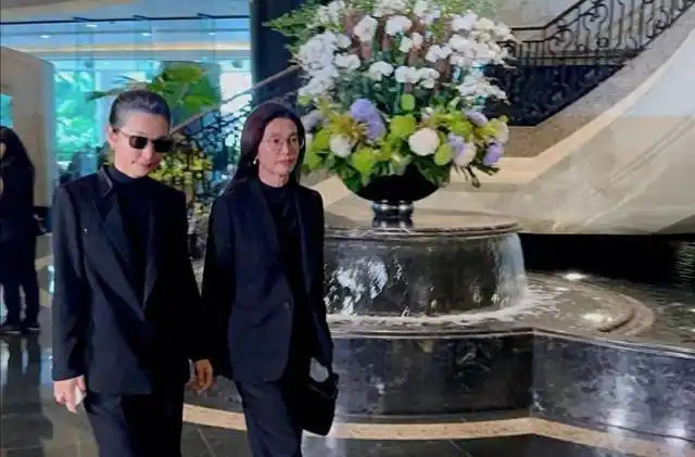 真没人敢相信，53岁李冰冰白发多到和林青霞不相上下，岁月对谁都格外公平