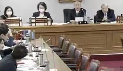 韩国瑜召集蓝白绿三方会谈，“特别预算”产生分歧，5月6日再较量。4月27日，