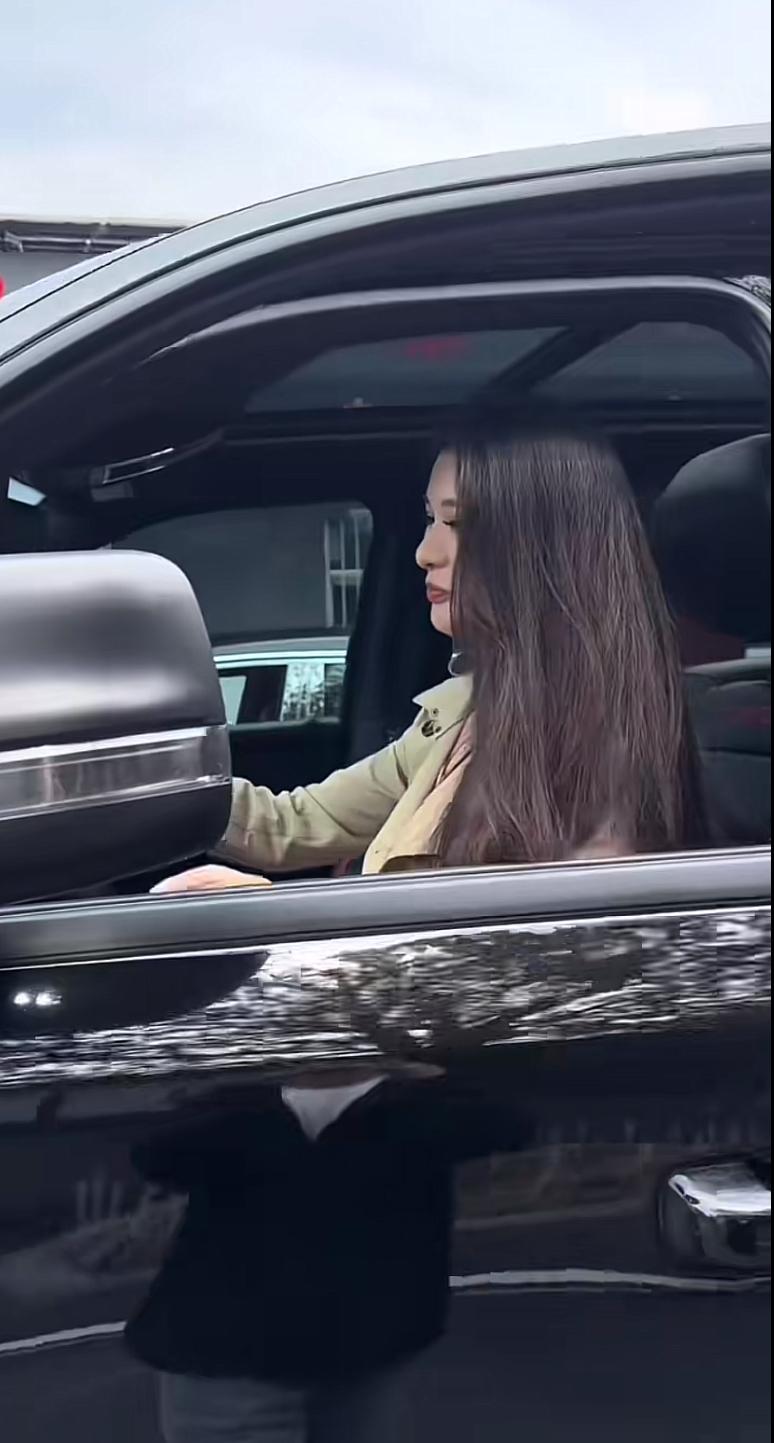 江苏拓瑞集团董事长的小秘书，看着文文静静，没想到开的车这么炸！今天刷到视频，
