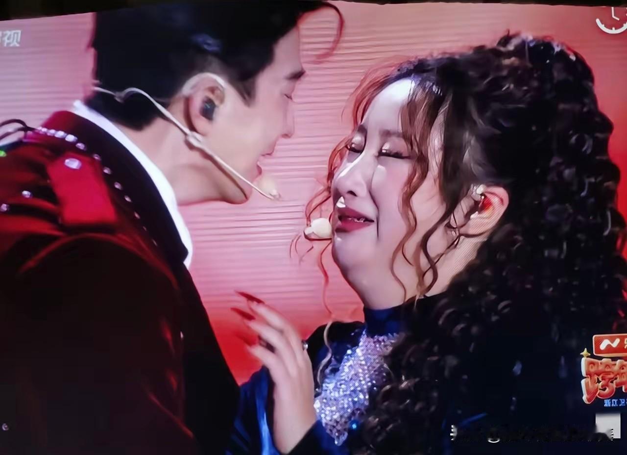 家人们，谁懂啊！本来只想安安静静待看浙江卫视跨年晚会，结果被李川和锤娜丽