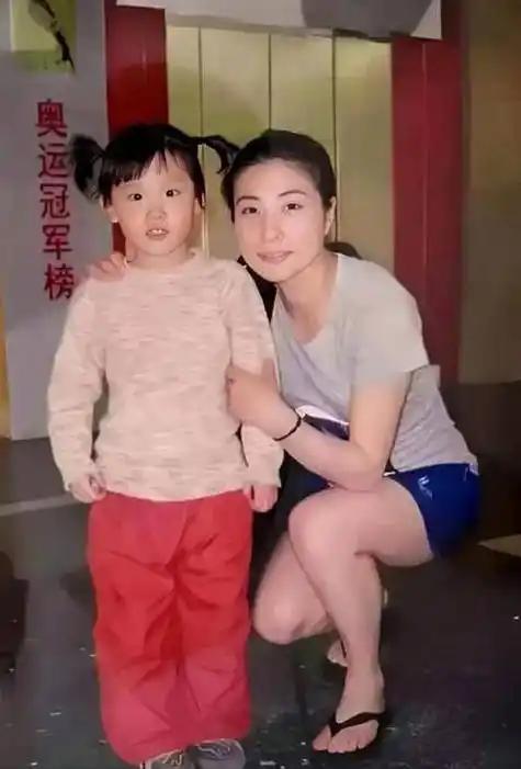 这张是2009年拍摄于国家体育总局训练馆奥运冠军榜，5岁的张家齐偶遇偶像郭晶晶留