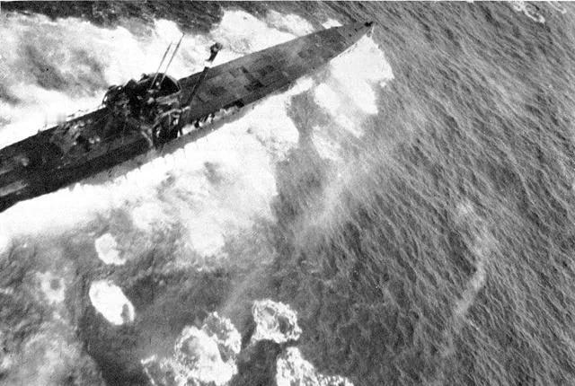 大西洋反潜战中，盟军反潜机在白天靠肉眼加望远镜便能看见U艇，然后扔深水炸弹就好了