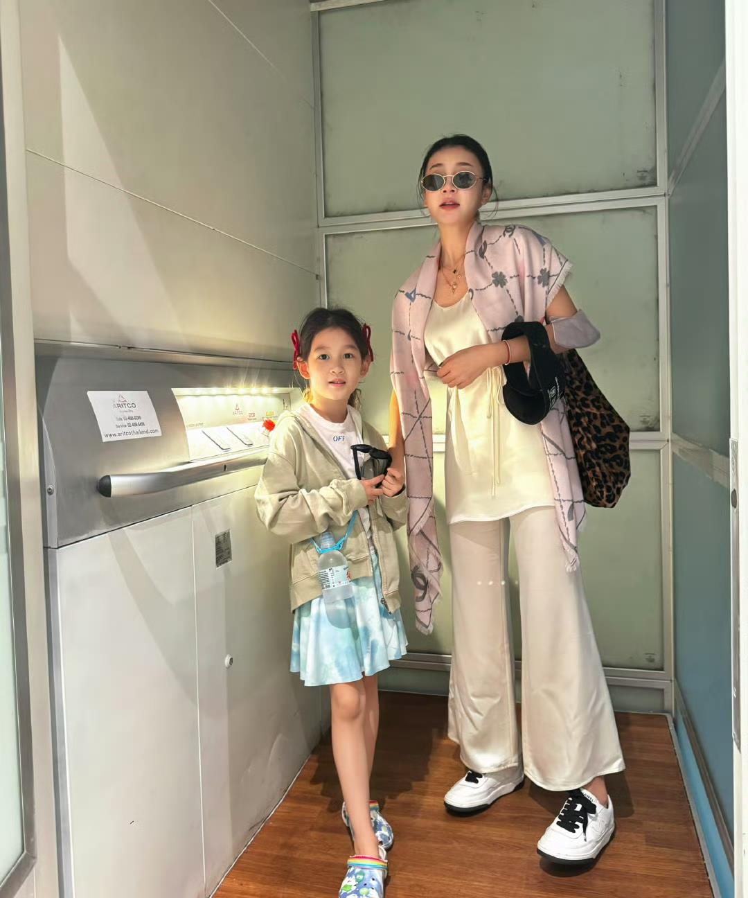和曹云金离婚六年：唐菀息影六年，女儿长大，而曹云金人气越来越高。曹云金最