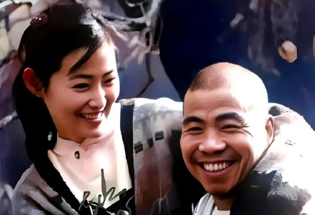 一九九八年，在《水浒传》片场休息时，饰演潘金莲的王思懿搂着饰演武大郎的宋文华有说