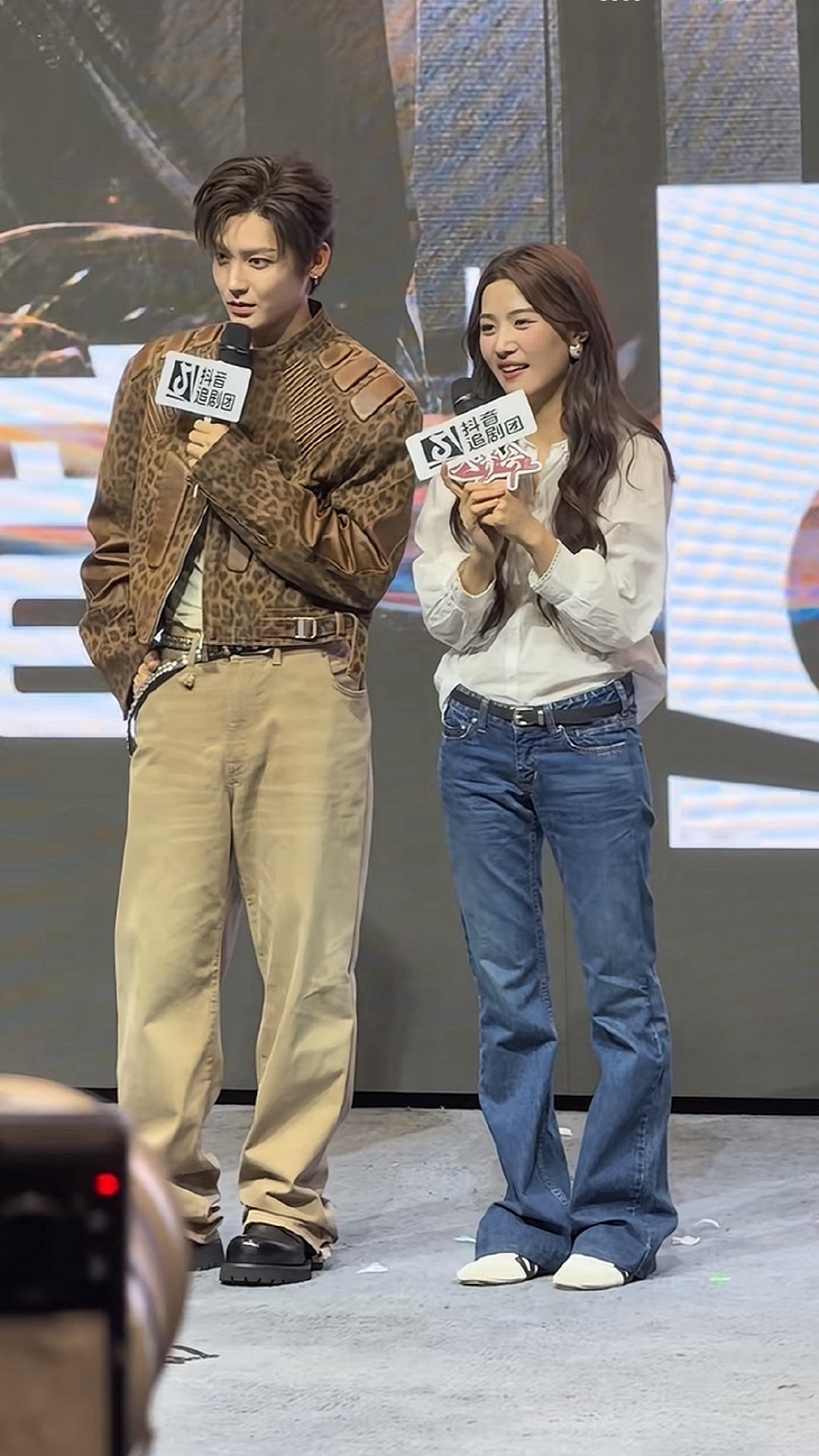 和侯明昊剧宣，卢昱晓怎么穿了双袜子就上台了，你觉得他俩有cp感吗？​