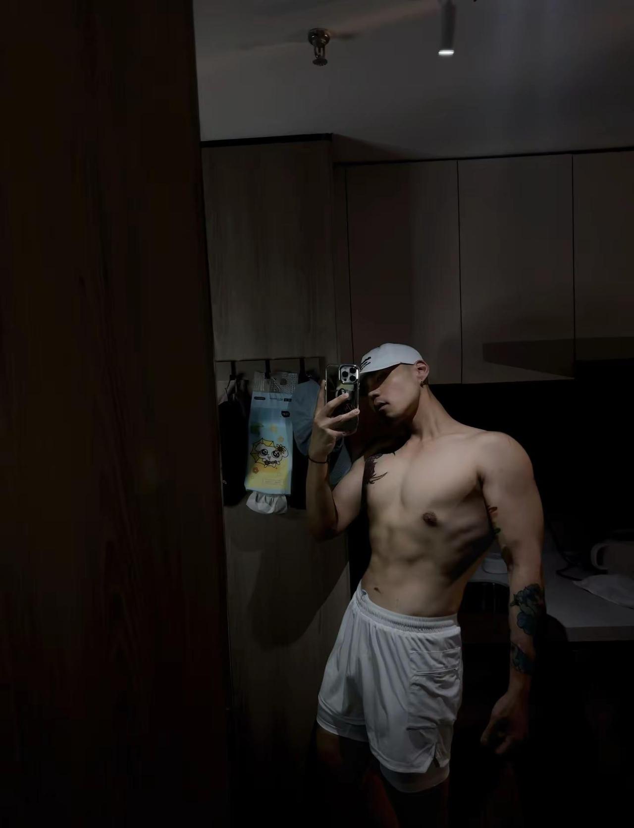 在家怎么拍居家肌肉随拍腹肌杀要做一个猛男反差