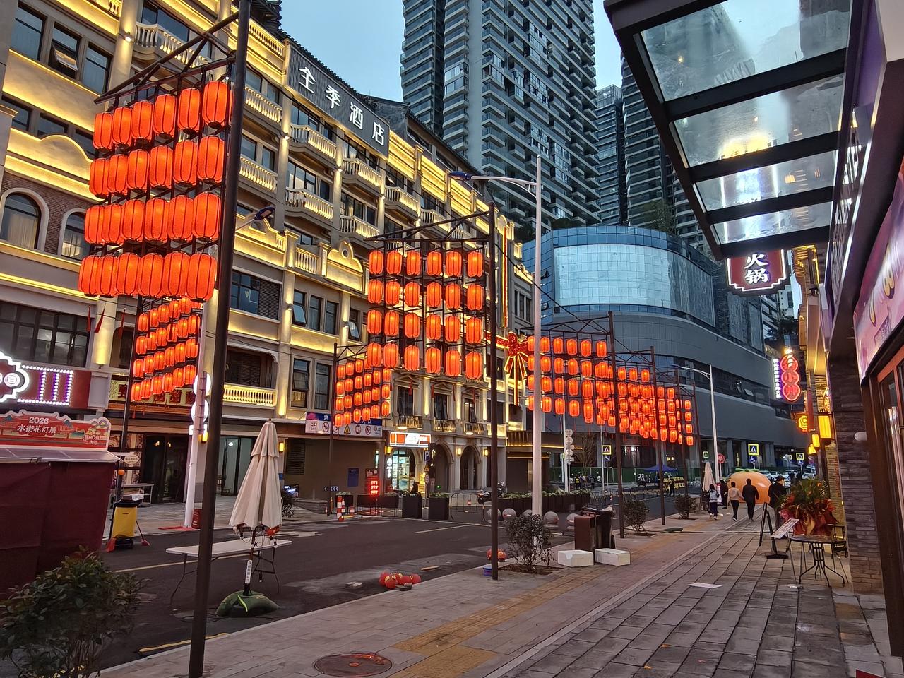 这就是当时收门票的新水街，位于广西南宁市中心，一条拆旧重开的商业街，挂几只灯笼装