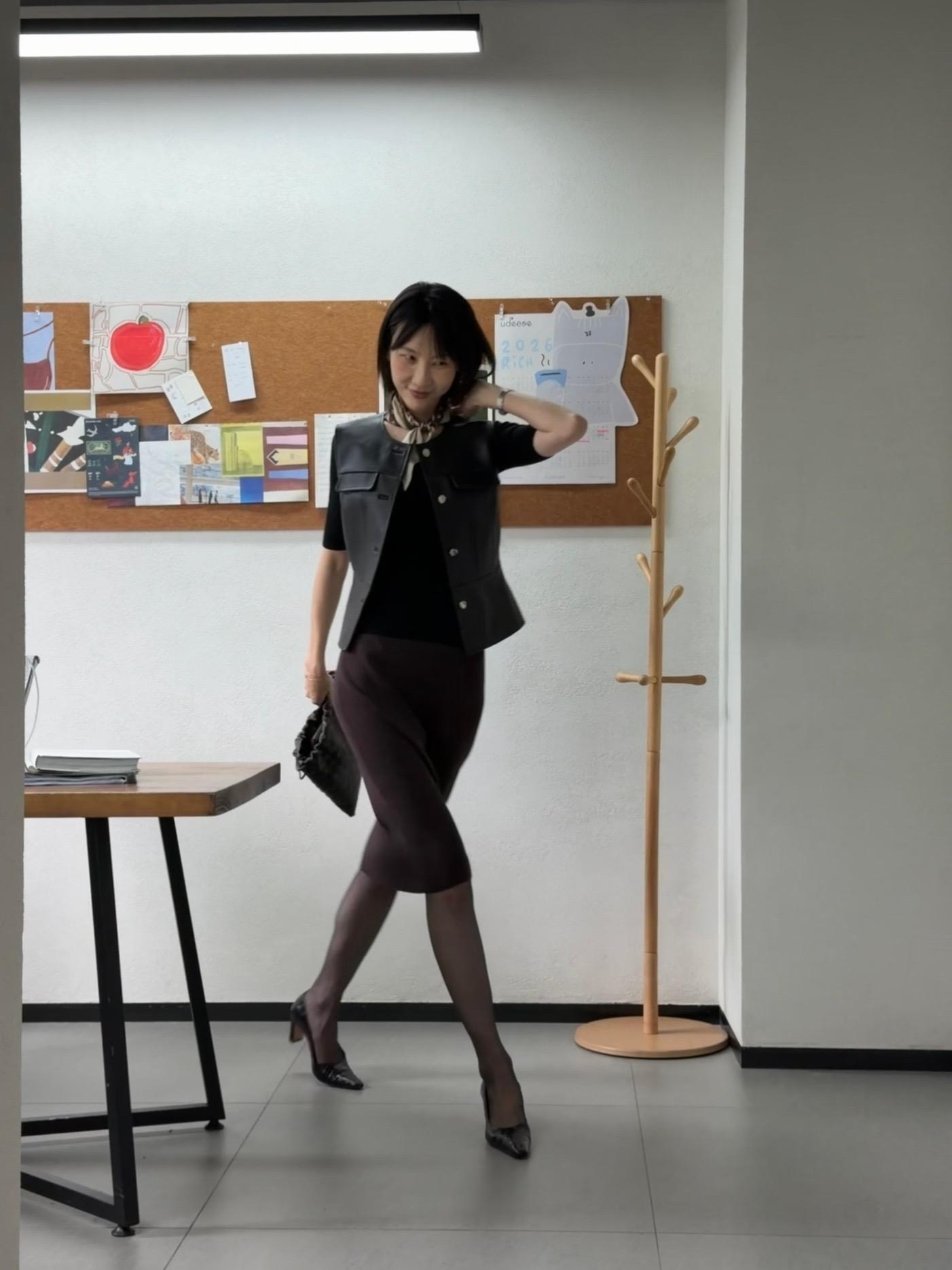 短发淡妆有点香