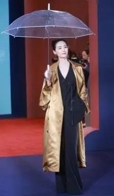 朱丹晒穿搭，鞋子成亮点，治愈系笑容加持，把人迷得不要不要的