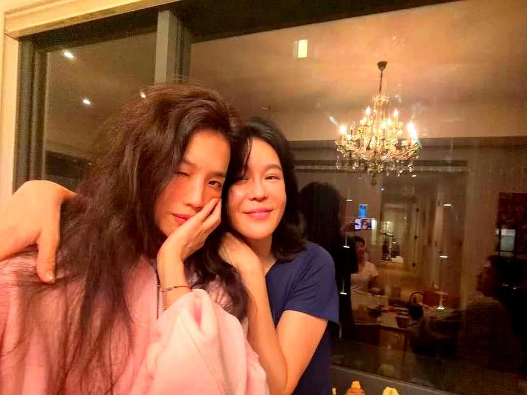 舒淇和林心如、林熙蕾，这三位女神春节聚会，没有造型师，没开滤镜，怼脸自拍挤眉弄眼