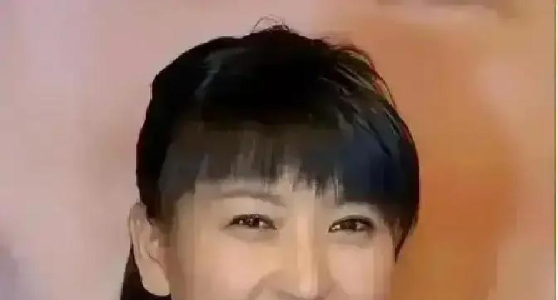 午休三小时直播带货，剧组停工设备空转，损失六万。她被当场换角，片酬全扣，另罚十