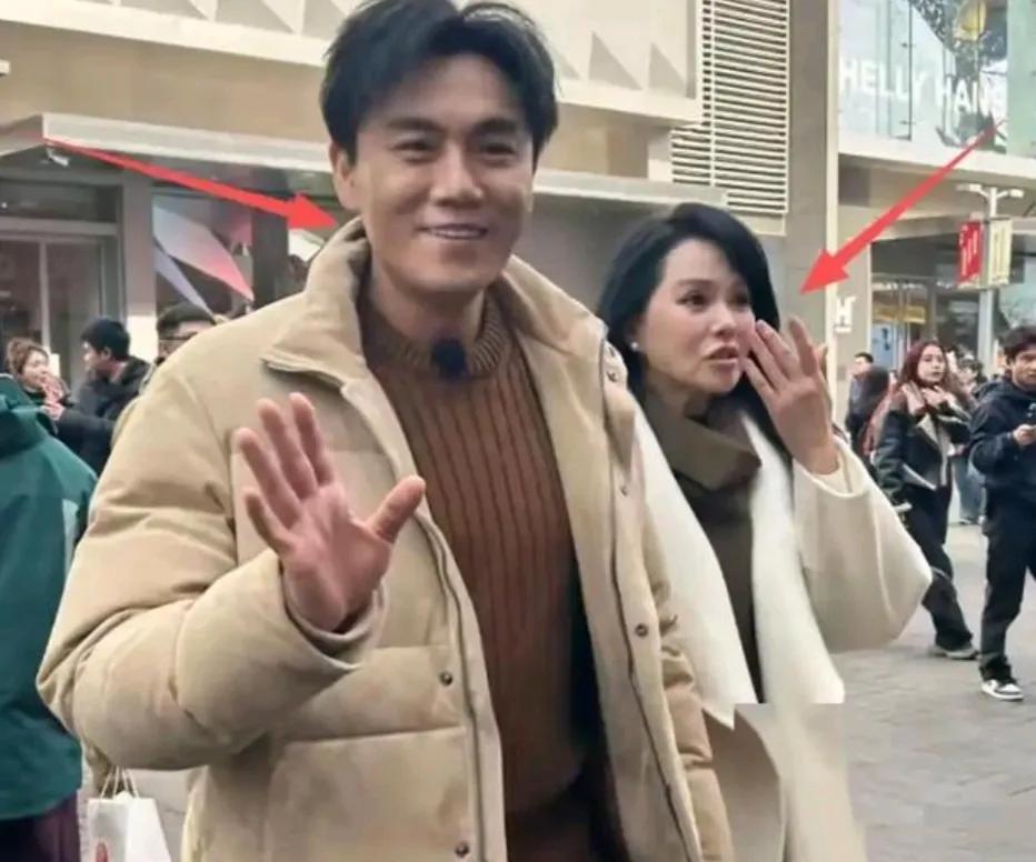 真人比春晚上老20？网友们在街上看到伊能静和秦昊夫妇两个人的应该是回家过