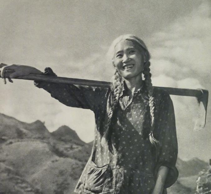 1939年，四川宜宾。一个16岁的姑娘，赤着脚，趁着月黑风高钻进了断头山。